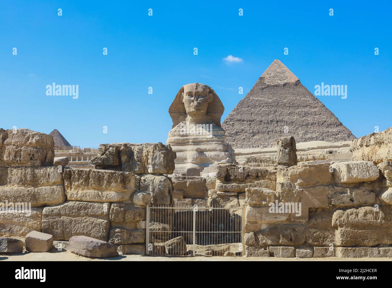 Main View to the Great Sphinx of Giza with the Great Pyramid in ...