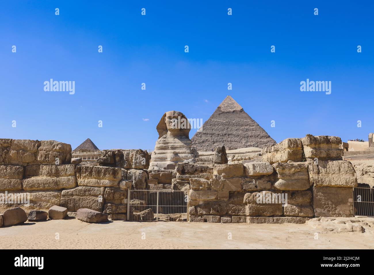 Main View to the Great Sphinx of Giza with the Great Pyramid in ...