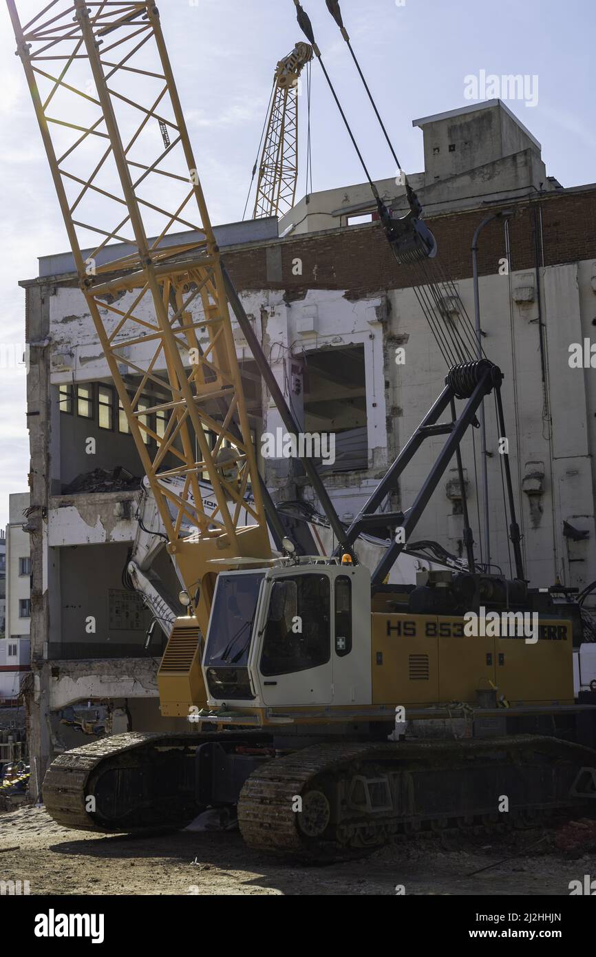 A vertical shot of a large crane working on house construction in the ...