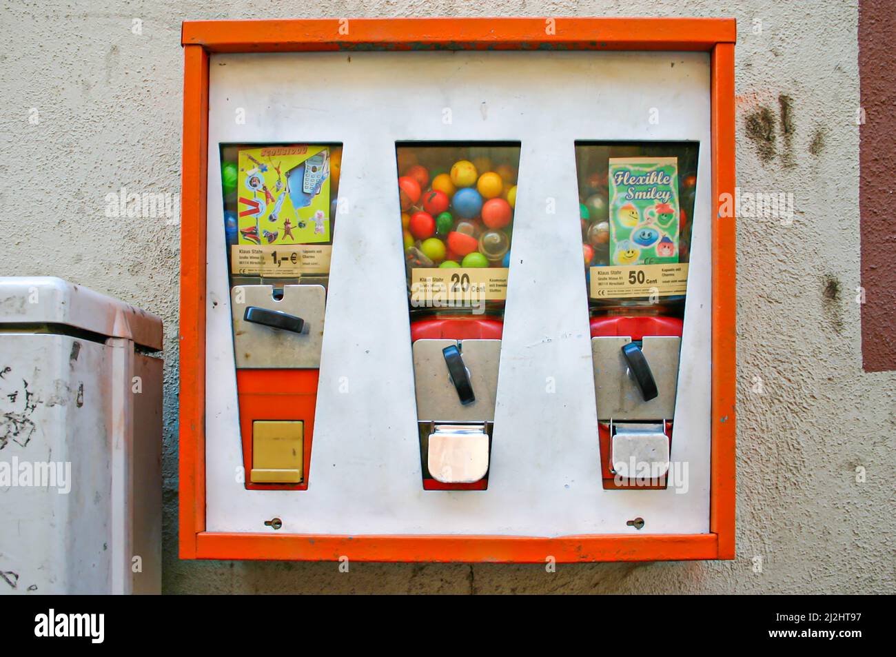 Neckargemuend, Germany: April 3, 2005: Vintage outdoor chewing gum vending  machine which can still often be found in germany today Stock Photo - Alamy