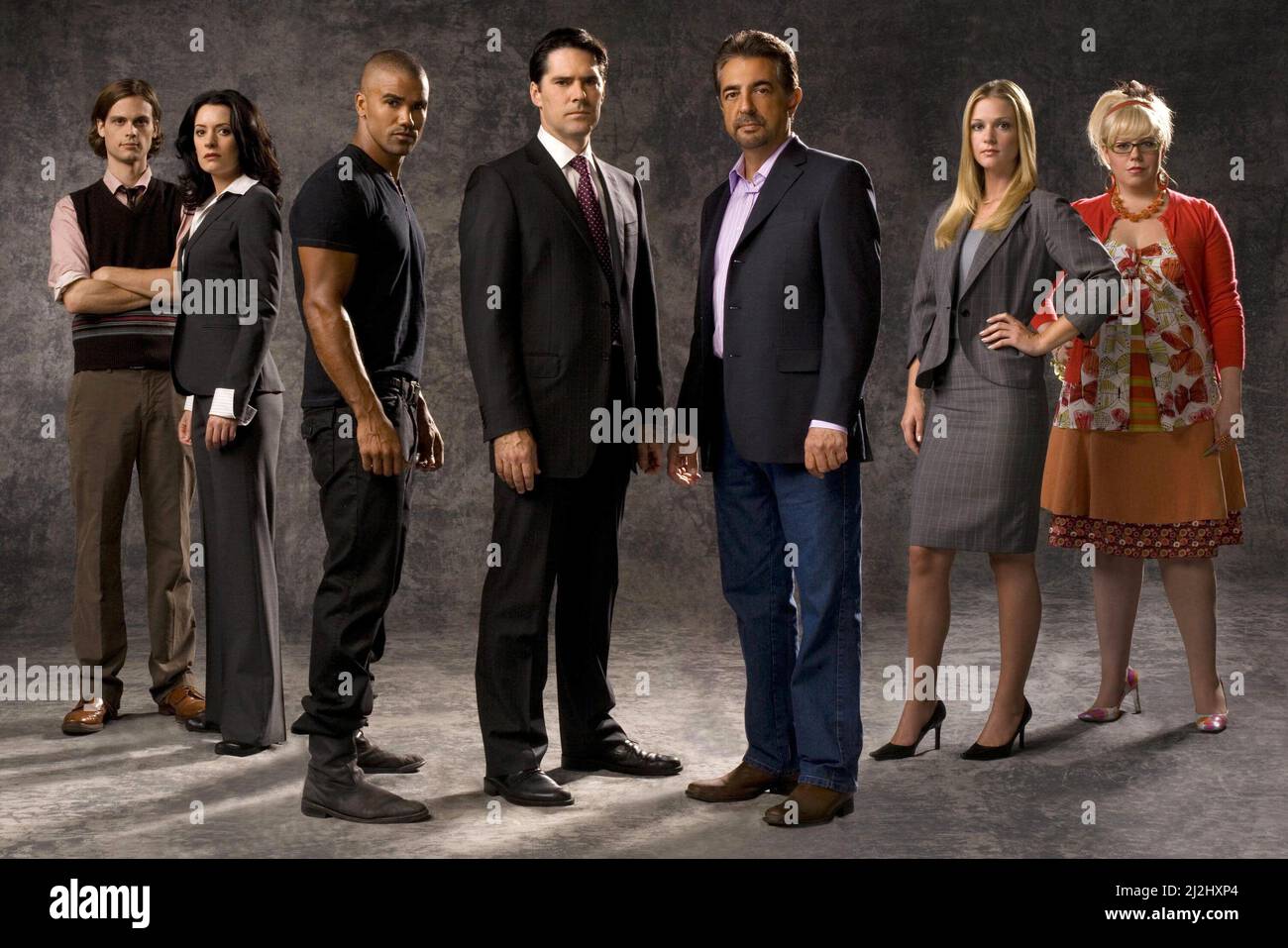 JOE MANTEGNA, THOMAS GIBSON, PAGET BREWSTER, SHEMAR MOORE, A. J. COOK, MATTHEW GRAY GUBLER and KIRSTEN VANGSNESS in CRIMINAL MINDS (2005), directed by CHARLES HAID and FELIX ENRIQUEZ ALCALA. Credit: CBS TELEVISION / Album Stock Photo
