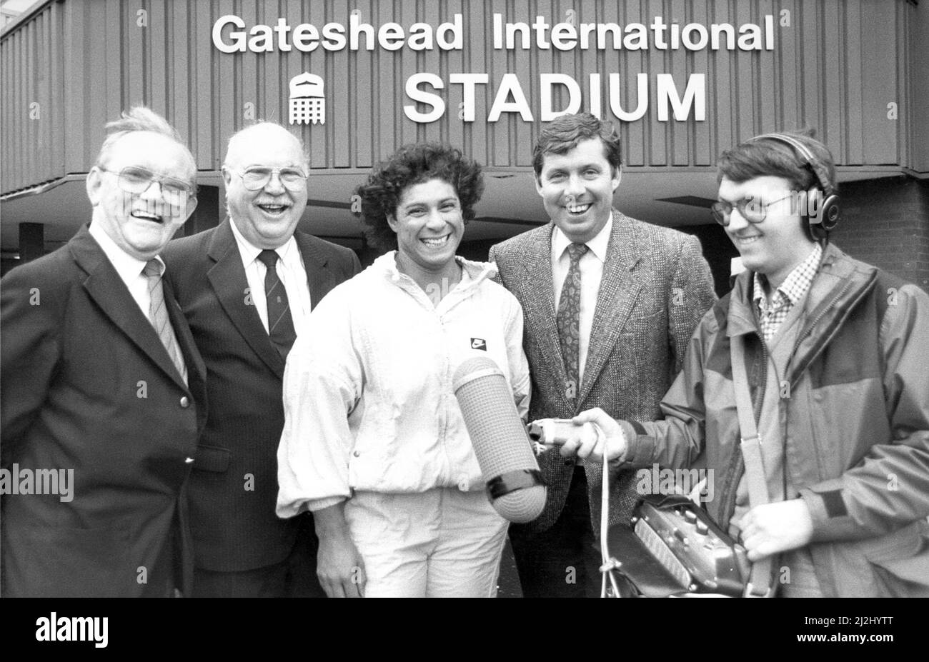 Fatima Whitbread arrives at Gateshead Stadium for a BBC Radio chat show, Left to right, Stan Long, Roy Cameron Direct of Gateshead Council, Fatima Whitbread, Brendan Foster and John Clarke from BBC Radio 4, October 1988. Stock Photo