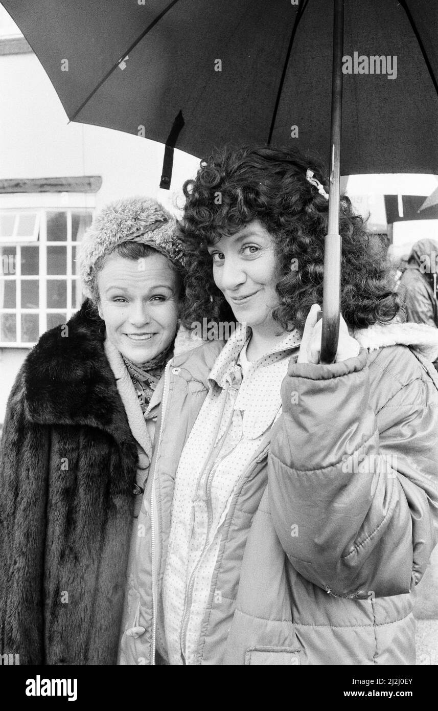 Victoria Wood As Seen on TV, television series, outdoor filming comedy sketches of Acorn Antiques, a spoof of a low budget soap opera, which appear in the show. June 1987. Pictured, Victoria Woods and Julie Walters. Stock Photo