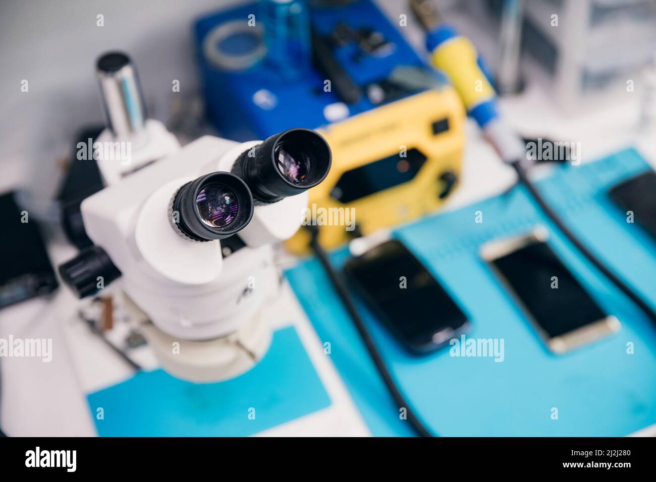 Repair of modern mobile phones and electronic devices with microscope