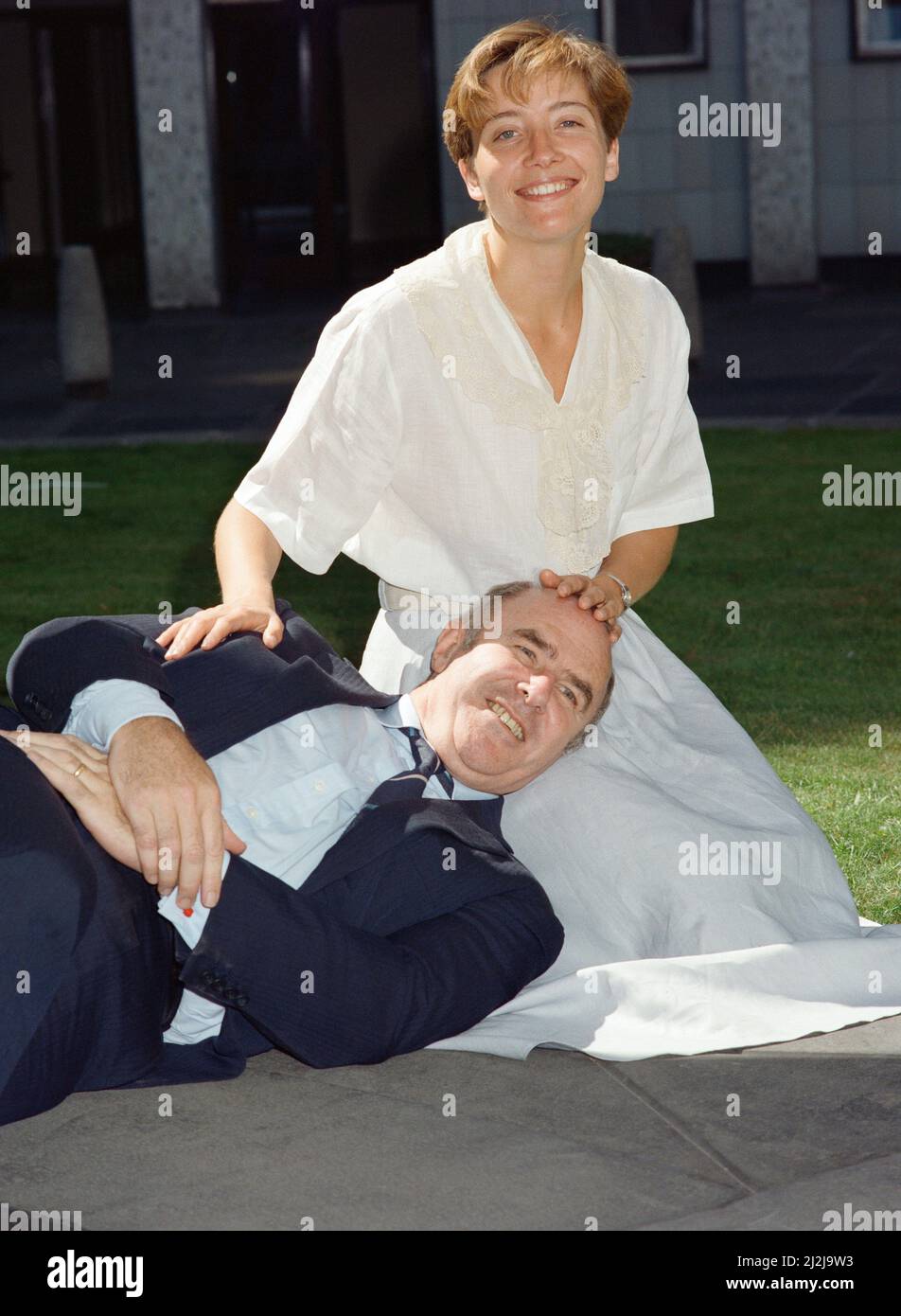 Clive james tv presenter hi-res stock photography and images - Alamy