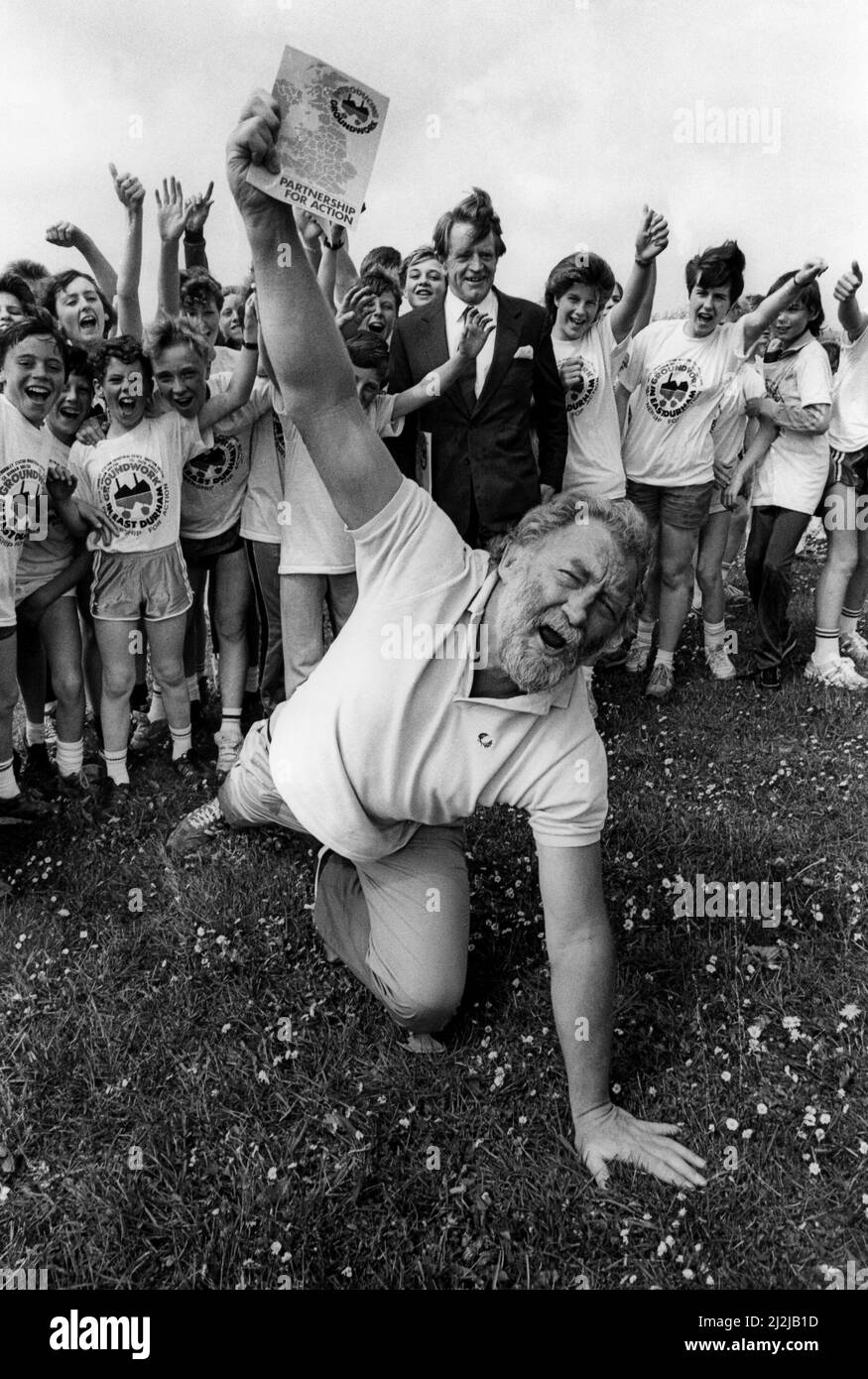 Record Breaking runner Chris Chataway and broadcaster David Bellamy met youngsters who have been involved with the newly set-up East Durham Groundwork Trust, on 19th May 1987 Stock Photo