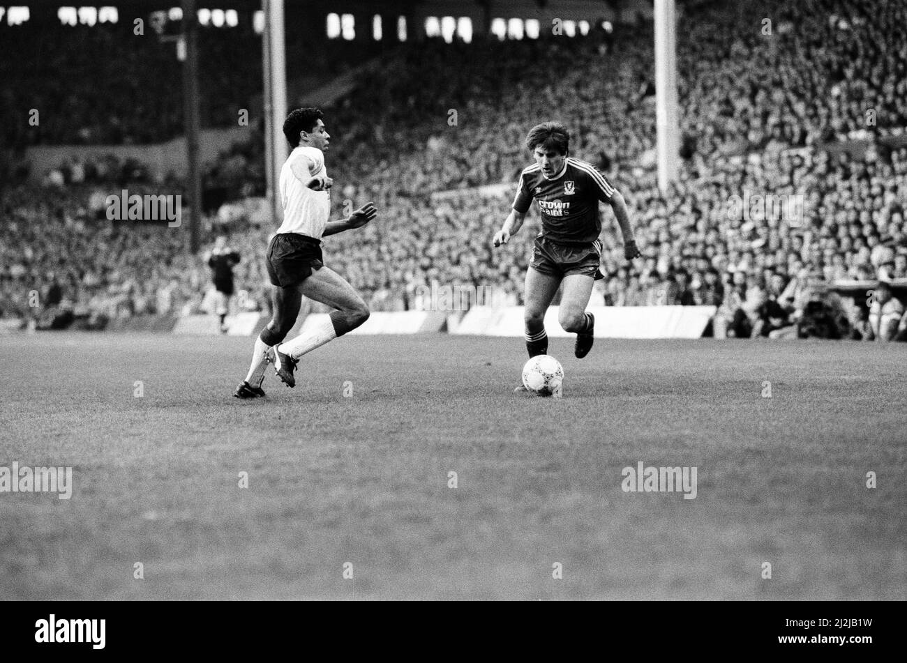 Liverpool 5-0 Nottingham Forest, league match at Anfield, Wednesday 13th April 1988. Des Walker, Peter Beardsley Stock Photo