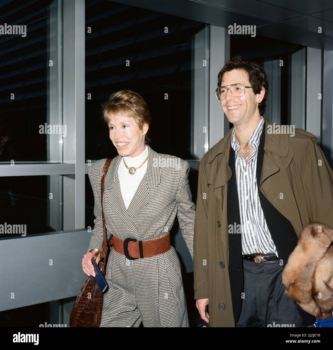 American Actress Mary Tyler Moore at London Airport with her husband Robert Levine. 28th October 1988. Stock Photo