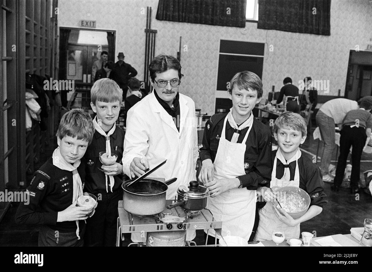 Holme Valley Scouts have held their annual indoor cooking competition. Judge Mr Martyn Leach is seen checking the efforts of brothers Marcus and Robert Wilson and Nicholas and Jonathan Turner. Twenty teams of two competed for the Richard Leach Memorial Trophy. Richard was in the 6th Holme Valley scouts when he died in 1973, aged 15. Like his brother Martyn - a former chef who now runs a fish and game shop - he was keen on catering. 21st February 1987. Stock Photo