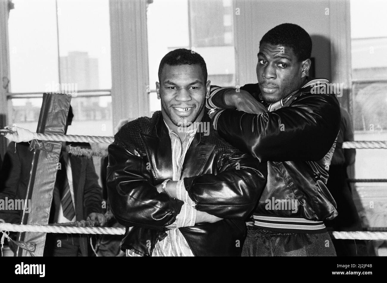 Mike Tyson meets Frank Bruno. Tyson's in London to see Frank Bruno against James 'Quick' Tillis.20th March 1987 Stock Photo