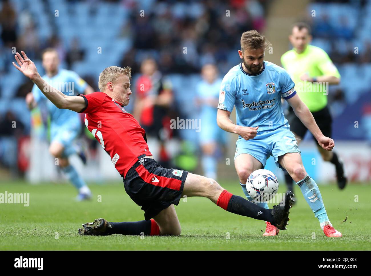 Coventry City's Matt Godden (right) and Blackburn Rovers' Jan Paul van Hecke battle for the ball during the Sky Bet Championship match at the Coventry Building Society Arena, Coventry. Picture date: Saturday April 2, 2022. Stock Photo