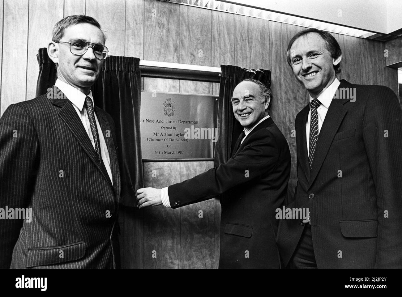 Arthur Taylor, the Chairman of Newcastle Health Authority unveils the plaque at the new ENT dept at the Freeman Hospital, watched by consultant David Kilbey (left) and hospital manager Len Fenwick. 26th March 1987. Stock Photo
