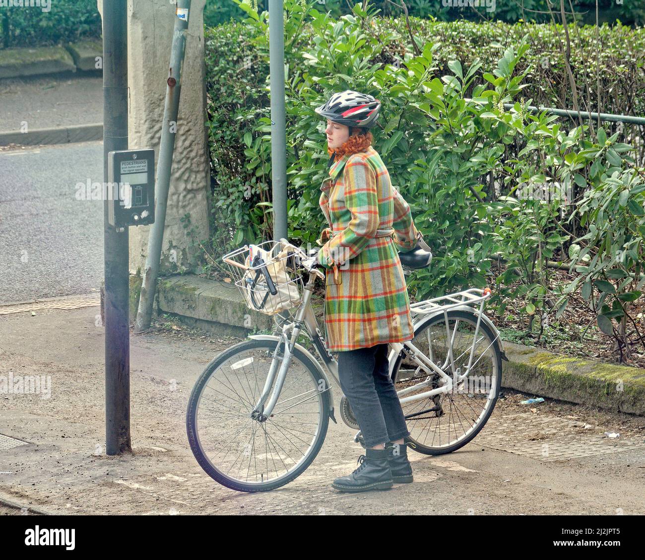 Glasgow, Scotland, UK 2nd  April, 2022. UK  Weather: : Busy Saturday city centre sunshine saw lots of people on the streets and busy roads as people anticipate first covid free summer in 3 years. Credit Gerard Ferry/Alamy Live News Stock Photo