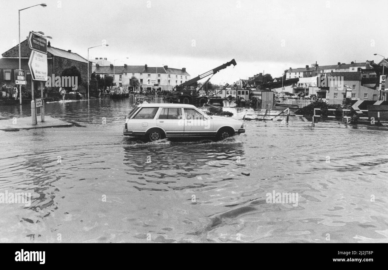 Great Storm of 1987, Our picture shows ... flood water around crane after Great Storm of 1987, Wales, 18th October 1987. Stock Photo