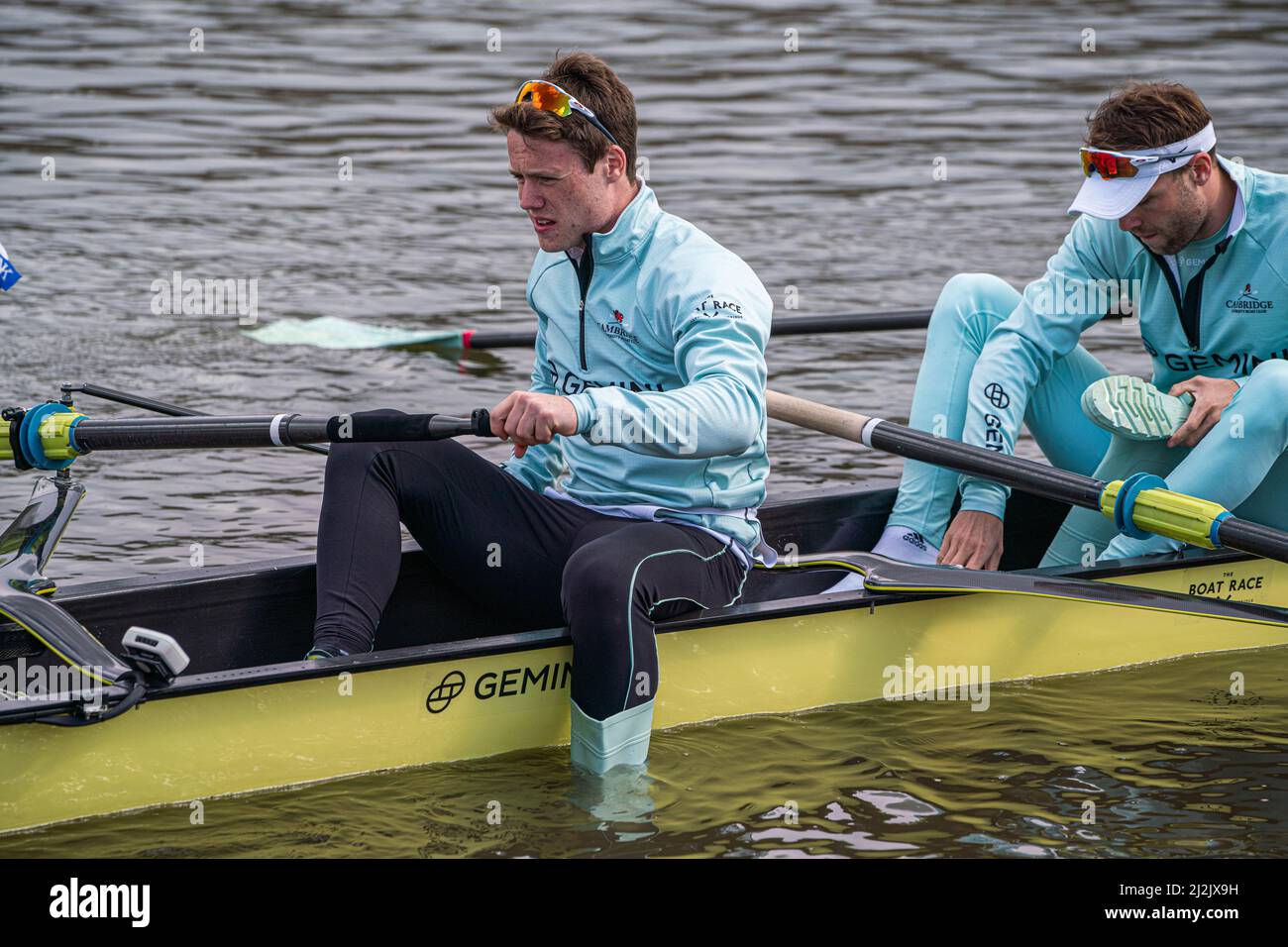 LONDON, UK. 2 April, 2022 . Ollie Parish a member of The Cambridge University men's crew (blue) trains on the River Thames in Putney on a bright morning ahead of the Boat Race that will take place on April 3, 2022. - The 147th  University Boat Race between crews from the universities of Oxford and Cambridge is held along a 4.2-mile tidal stretch of the River Thames in south-west London from Putney to Mortlake. Credit: amer ghazzal/Alamy Live News Stock Photo