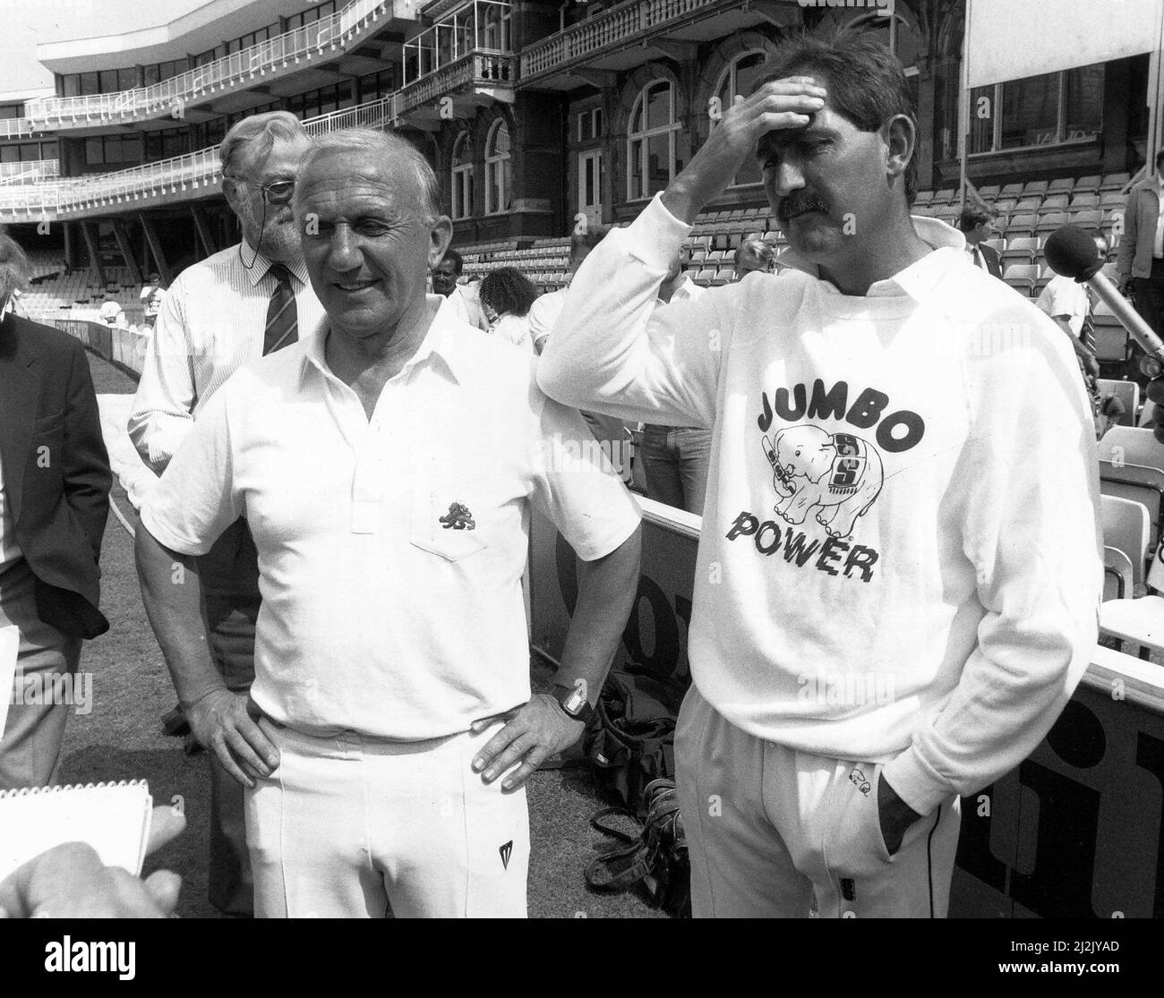 Micky Stewart and skipper Graham Gooch August 1988 Stock Photo