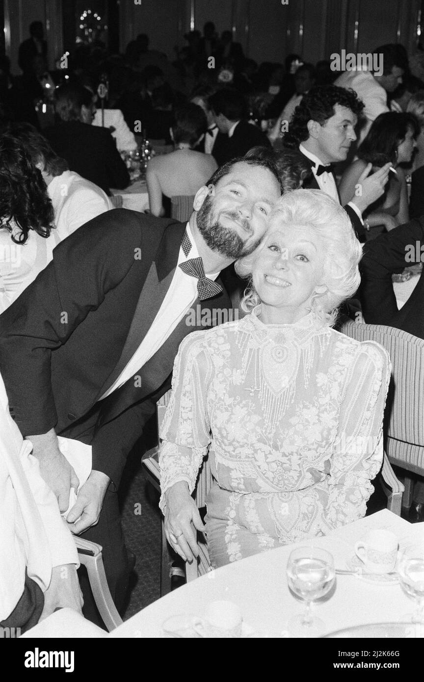 Mirror British Music Video Awards, London, Tuesday 6th October 1987. Our Picture Shows ... Kenny Everett and Barbara Windsor. Stock Photo