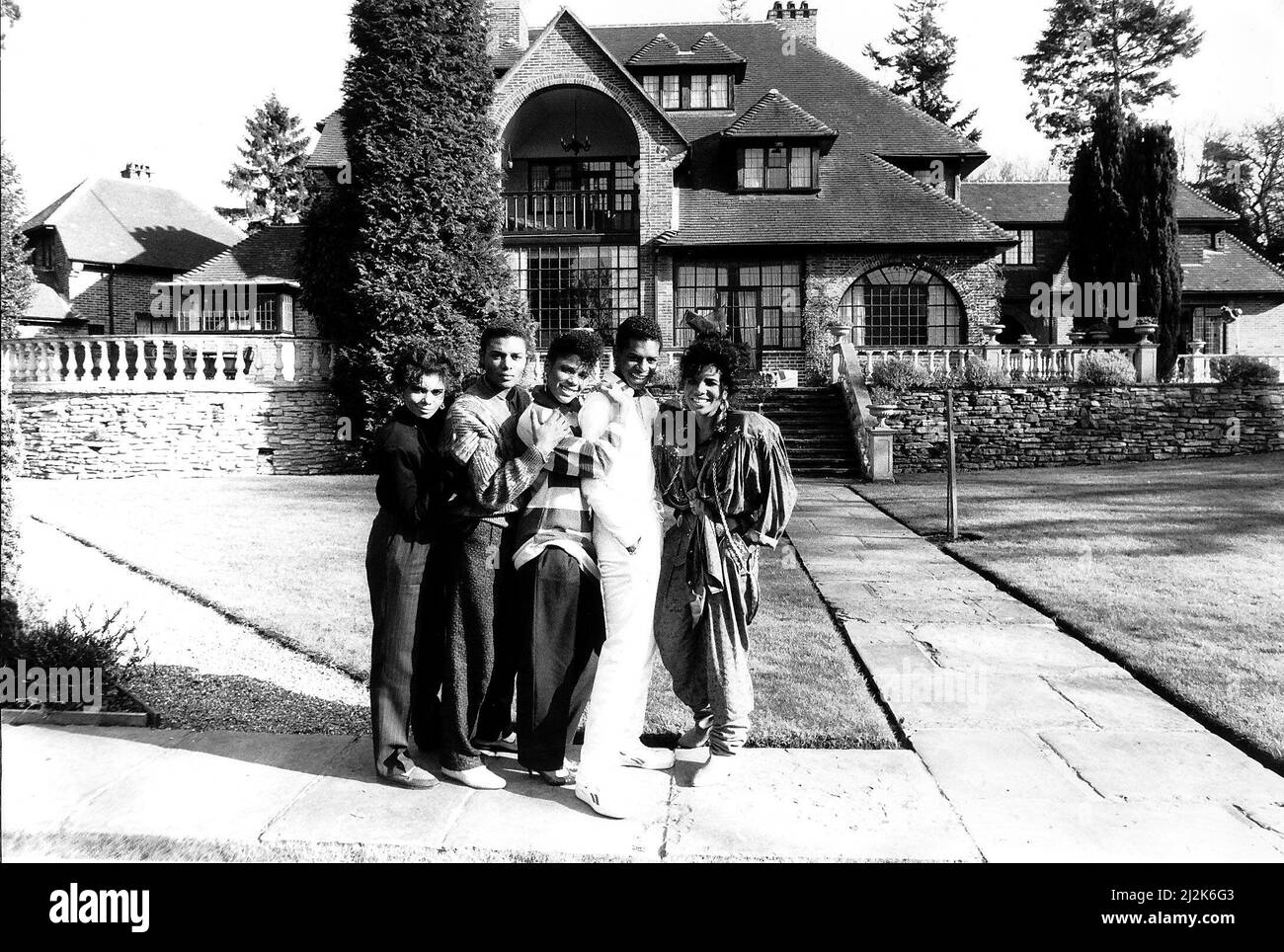 Five Star pop group outside their new home Stone Court  in Berkshire, March 1987.  Five Star (also 5 Star) are a British pop and R&B group, formed in 1983. Comprising siblings Stedman, Lorraine, Deniece, Doris and Delroy Pearson,  known for their flamboyant image, matching costumes and heavily choreographed dance routines. Five Star achieved a string of Top 40 singles and albums in the UK between 1985 and 1988. Stock Photo