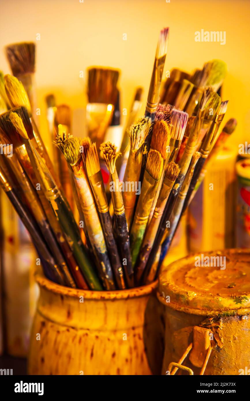 Assorted used paint brushes hi-res stock photography and images - Alamy