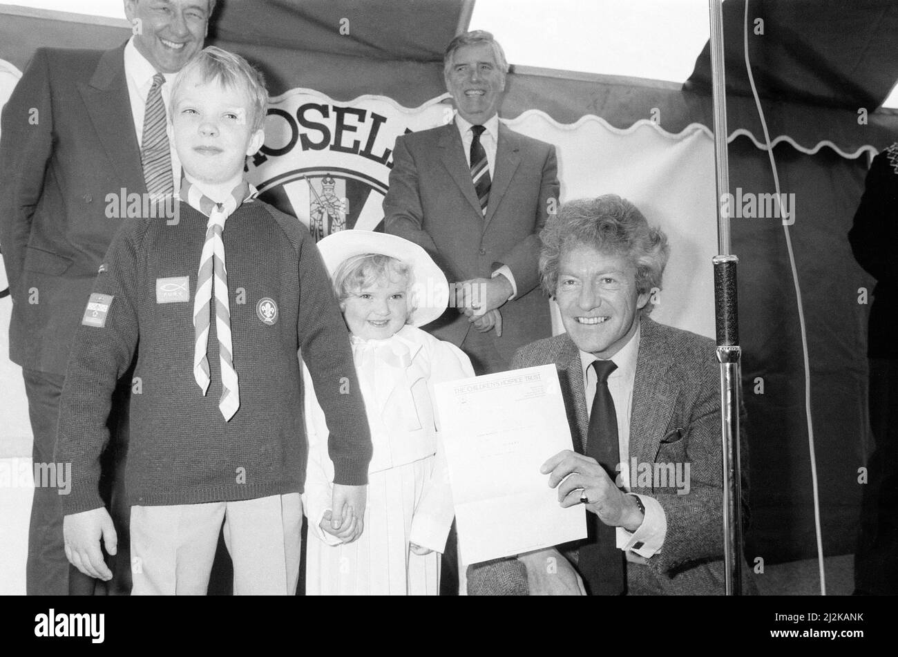 Acorns Children's Hospice. Topping Out Ceremony, with guest of honour Lord Lichfield, Patrick Anson, 5th Earl of Lichfield, 8th March 1988. Pictured with Simon Burnett aged 8 and his sister Victoria aged 5, who chose the name Acorns for the hospice. Stock Photo