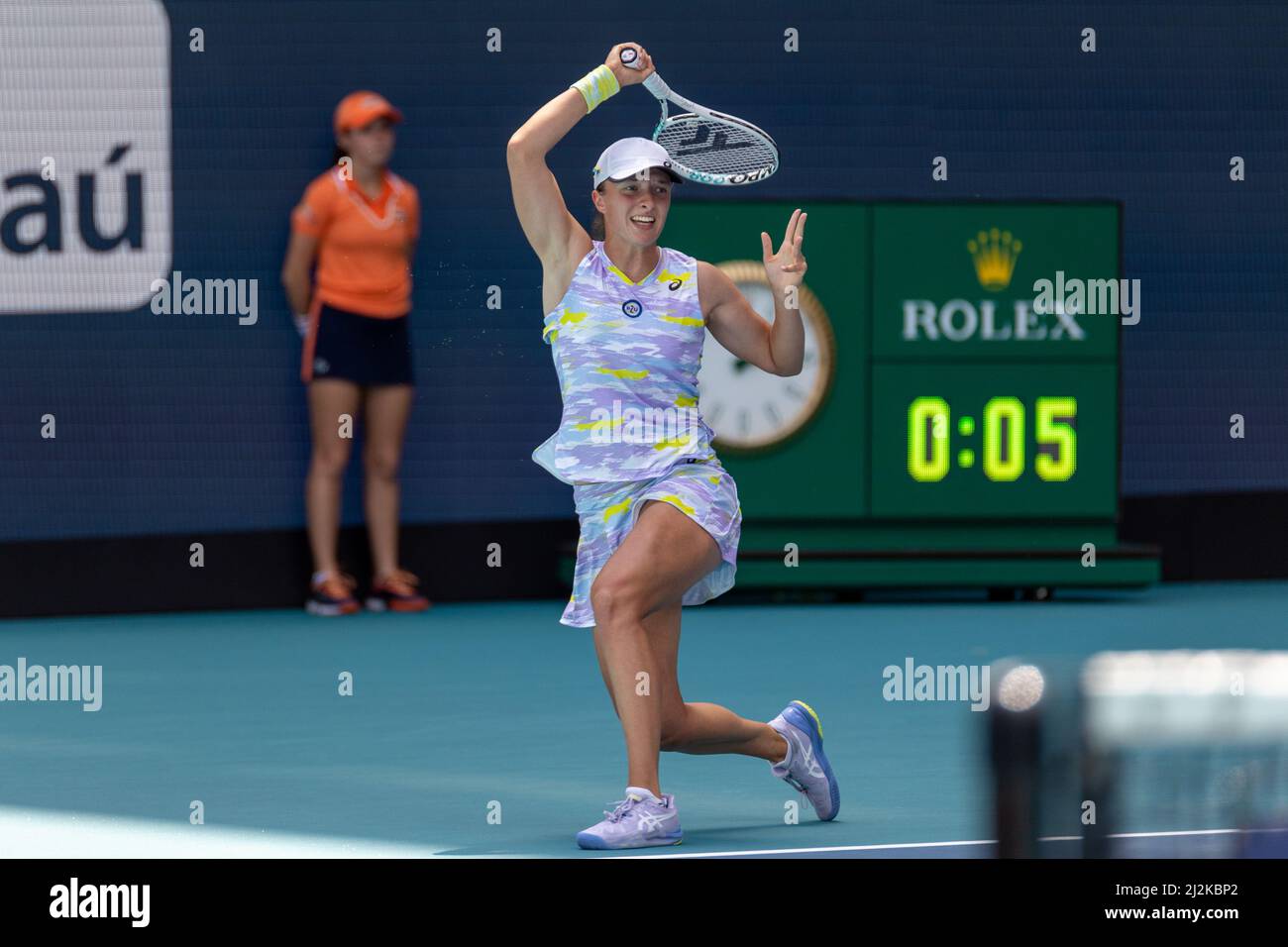 Miami Gardens, FL, USA. 2nd Apr, 2022. Naomi Osaka (JPN) vs Iga Swiatek (POL) during the world tennis tournament at the 2022 Miami Open powered by Itau. Women Final 2022. Score in first set 2-4, Swiatek leader. Credit: Yaroslav Sabitov/YES Market Media/Alamy Live News Stock Photo