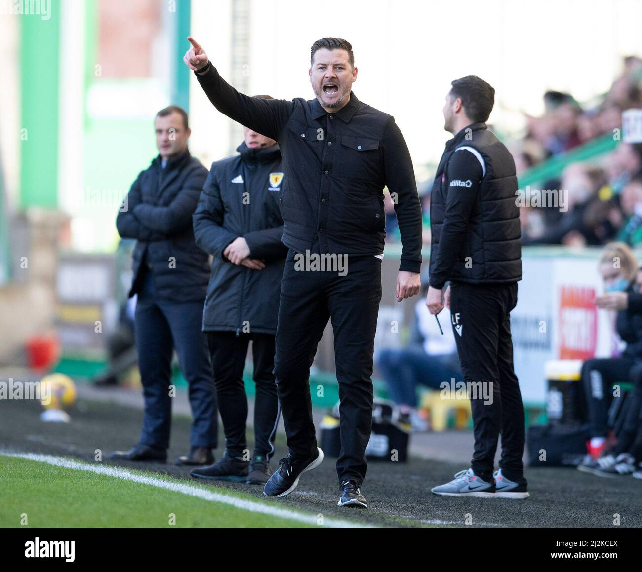 Edinburgh, UK. 02nd Apr, 2022. cinch Premiership - Hibernian FC v Dundee United FC 2/4/2022. Hibernian play host to Dundee Utd in the cinch Premiership at Easter Road Stadium, Edinburgh, Midlothian, UK. Pic shows: Dundee Utd Head Coach, Tam Courts, shouts instructions to his players. Credit: Ian Jacobs/Alamy Live News Stock Photo