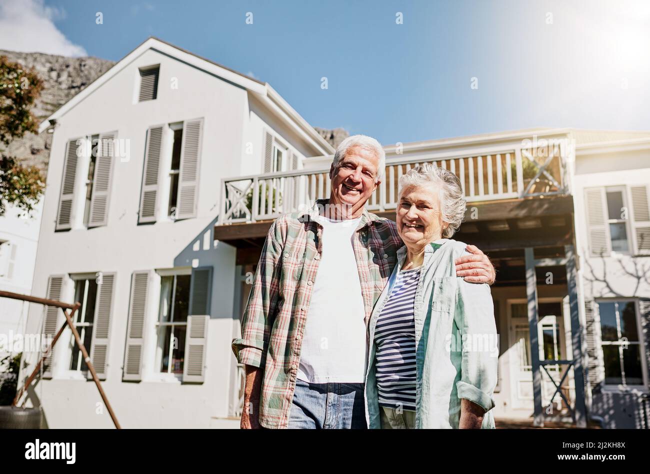 Elderly couple in front house hi-res stock photography and images - Alamy
