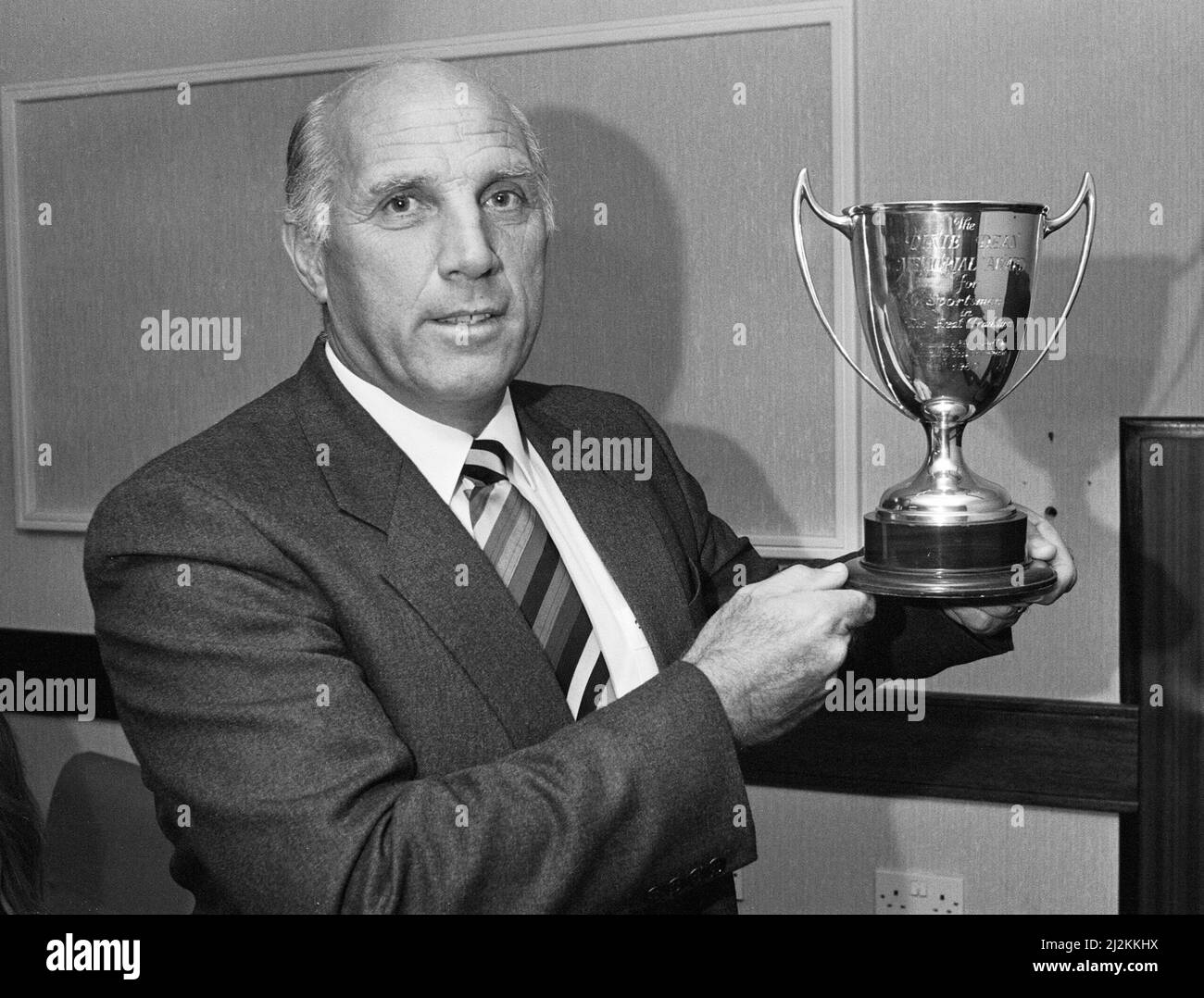 Liverpool coach Ronnie Moran holds the Dixie Dean Memorial trophy  after nearly forty yars of service for the club.2nd October 1988 Stock Photo