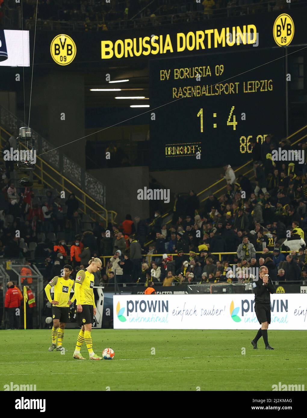 Firo April 2nd 22 Fuvuball Soccer 1st Bundesliga 1st League Season 21 22 Bvb Borussia Dortmund Rb Leipzig Enttv Uscht Enttv Uschung After Goal To 1 4 In Front Of The Scoreboard Erling Haaland And