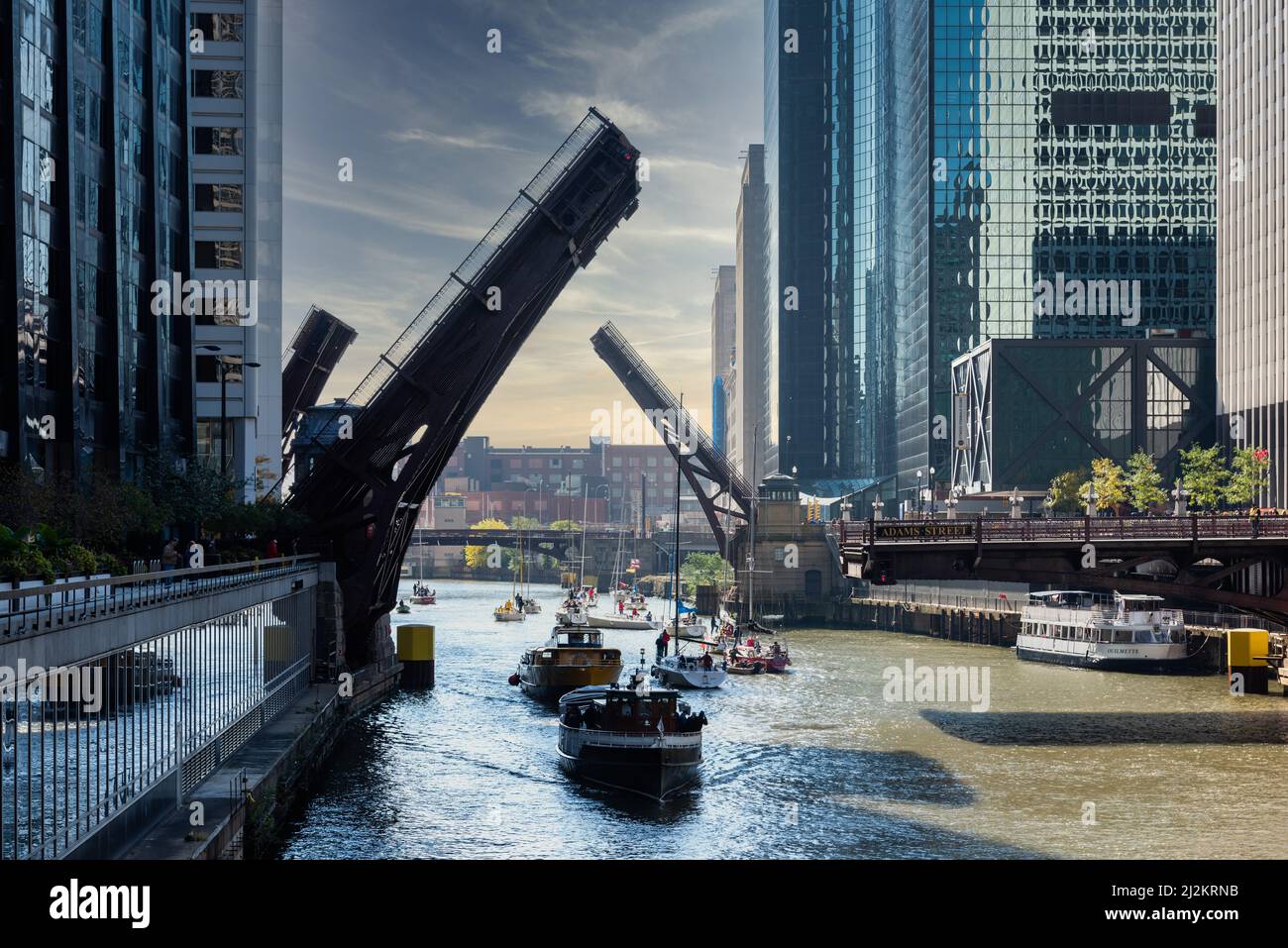 CHICAGO, ILLINOIS/USA-OCTOBRE 13, 2018 : The raising of the bridges over the Chicago River marks the end of another boating season, when sailboats lea Stock Photo