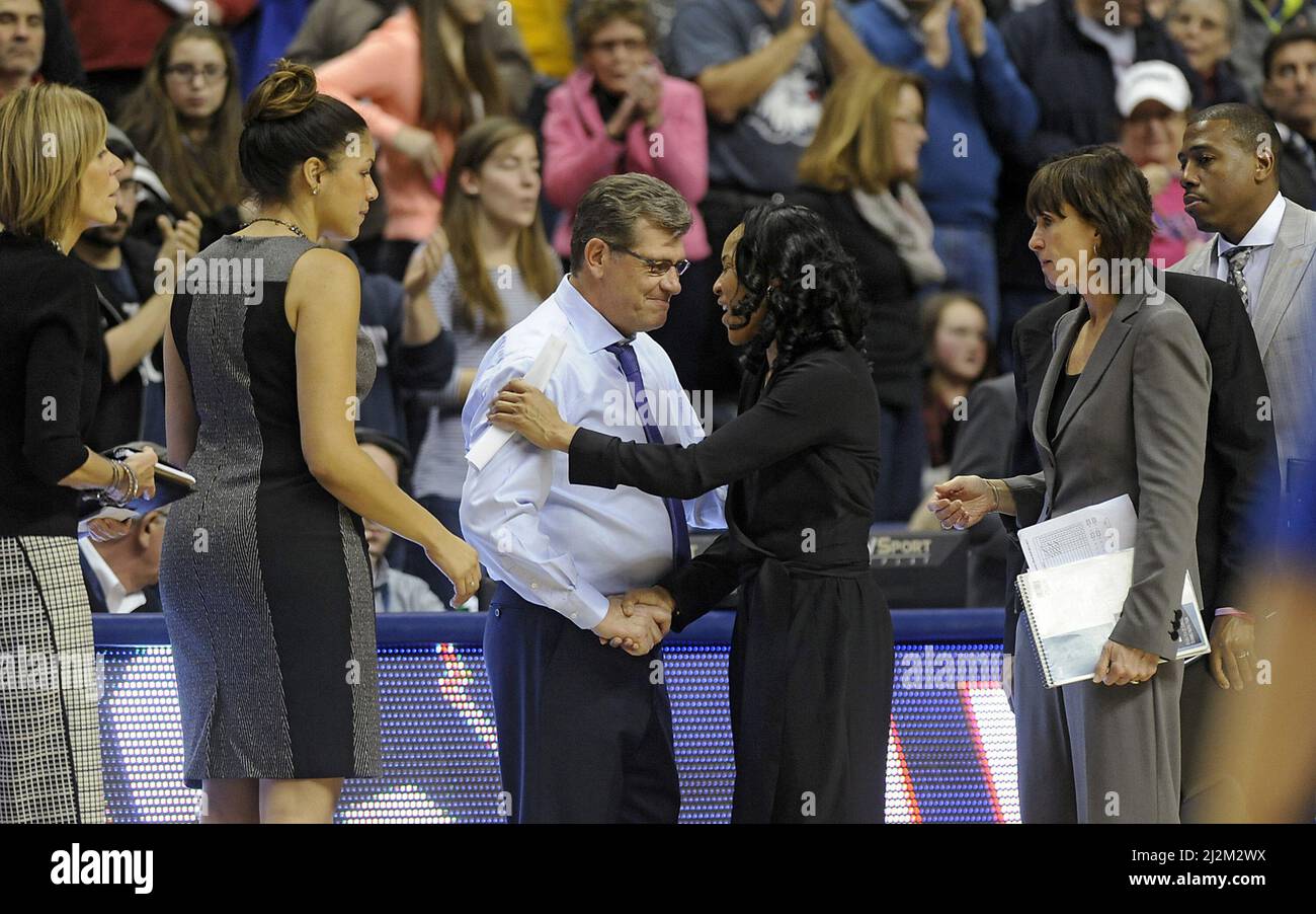 USA. 02nd Apr, 2022. Connecticut head coach Geno Auriemma and South Carolina head coach Dawn Staley shake hands after a February 2015 game in Storrs, Conn. (Photo by John Woike/Hartford Courant/TNS/Sipa USA) Credit: Sipa USA/Alamy Live News Stock Photo
