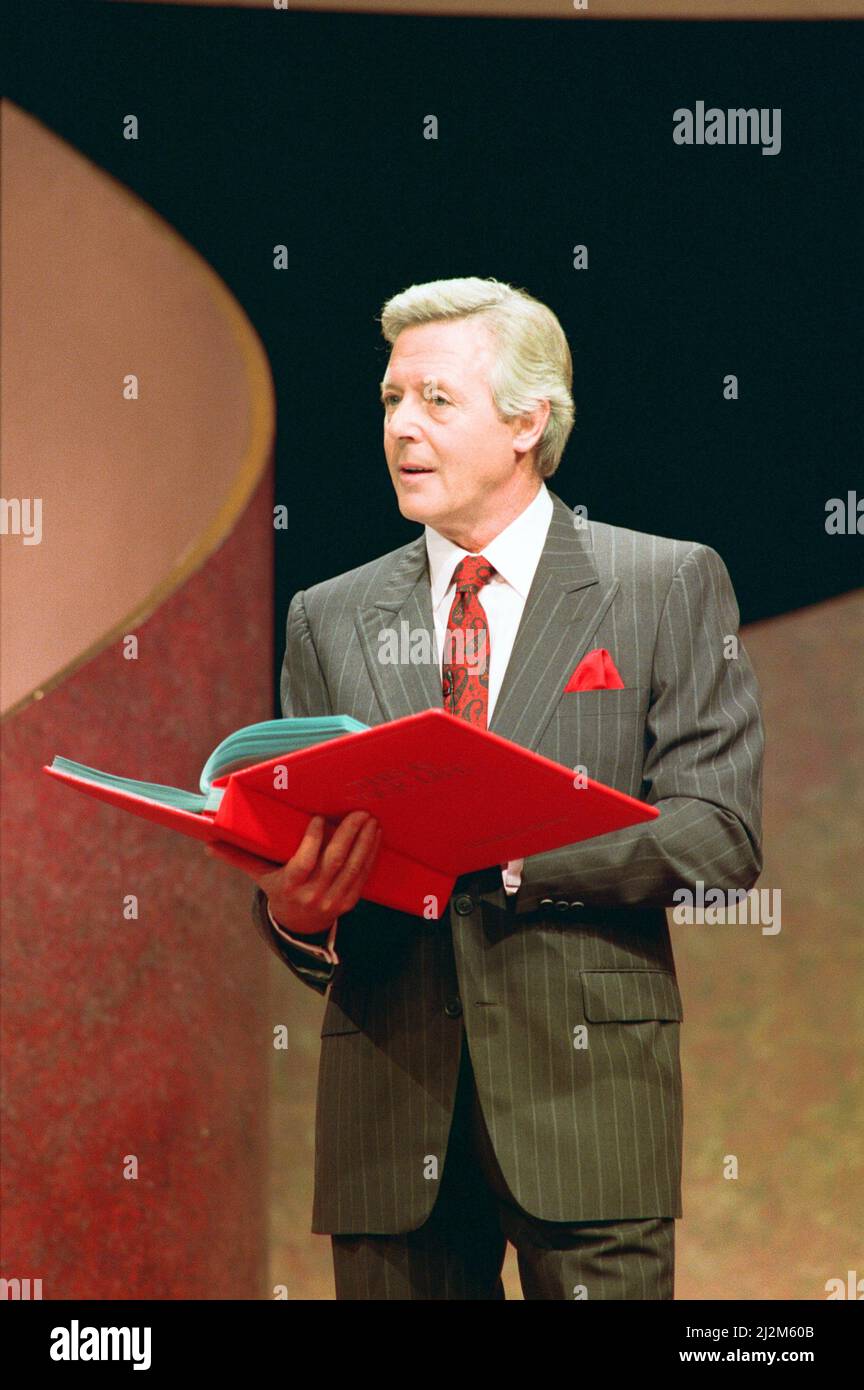 Michael Aspel surprises Liz Dawn for the TV show 'This is your Life'. 26th October 1989. Stock Photo