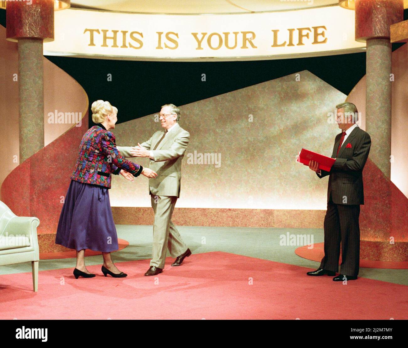 Michael Aspel surprises Liz Dawn for the TV show 'This is your Life'. 26th October 1989. Stock Photo