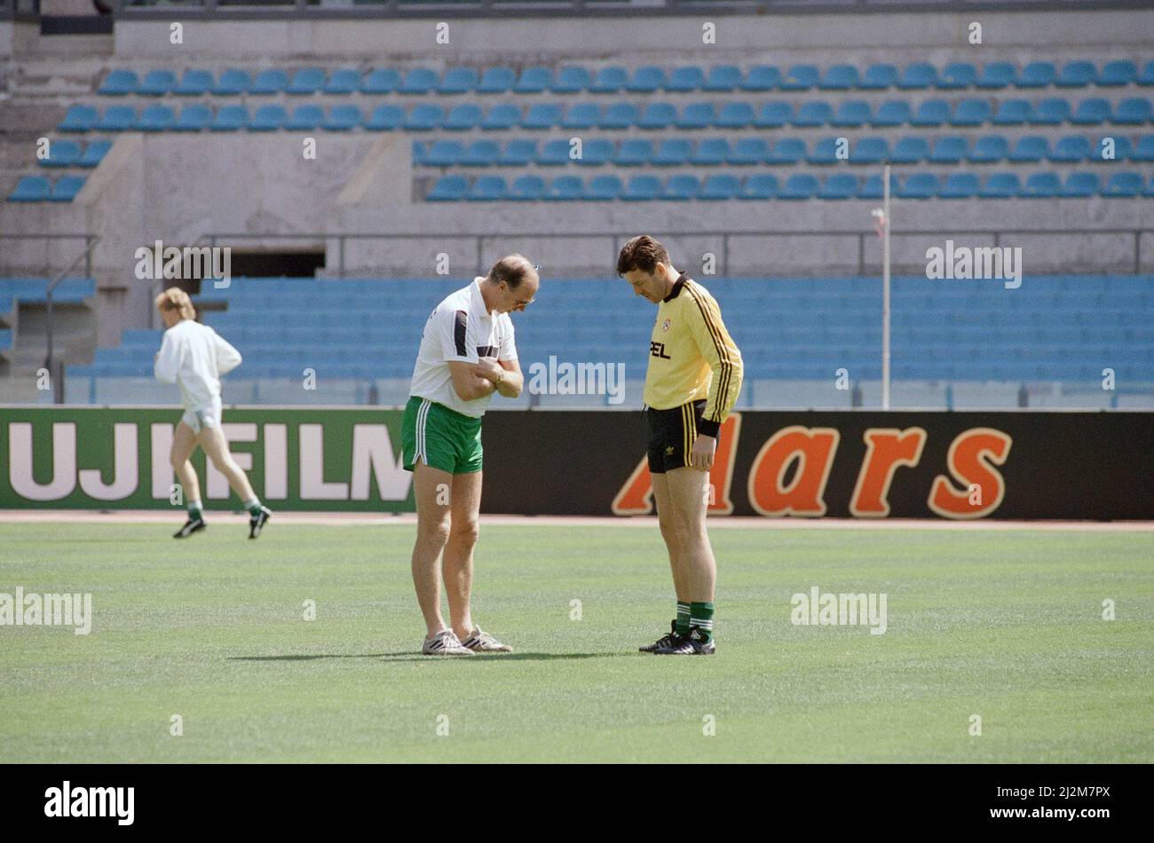 1990 World Cup Finals in Italy. Republic of Ireland goalkeeper Pat Bonner with manager Jack Charlton during a team training session. June 1990. Stock Photo