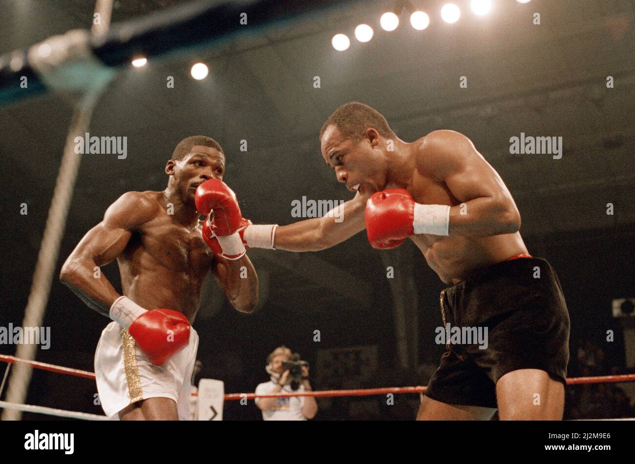 Lloyd Honeyghan vs Marlon Starling for the WBC Welterweight title. Caesars Palace, Las Vegas, Nevada, USA. Starling won by TKO in round nine to become new WBC welterweight champion.(Picture) Fight action. 4th February 1989. Stock Photo