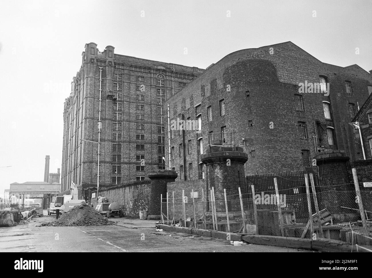 liverpool street to tobacco dock General view of tobacco dock Black and White Stock Photos & Images