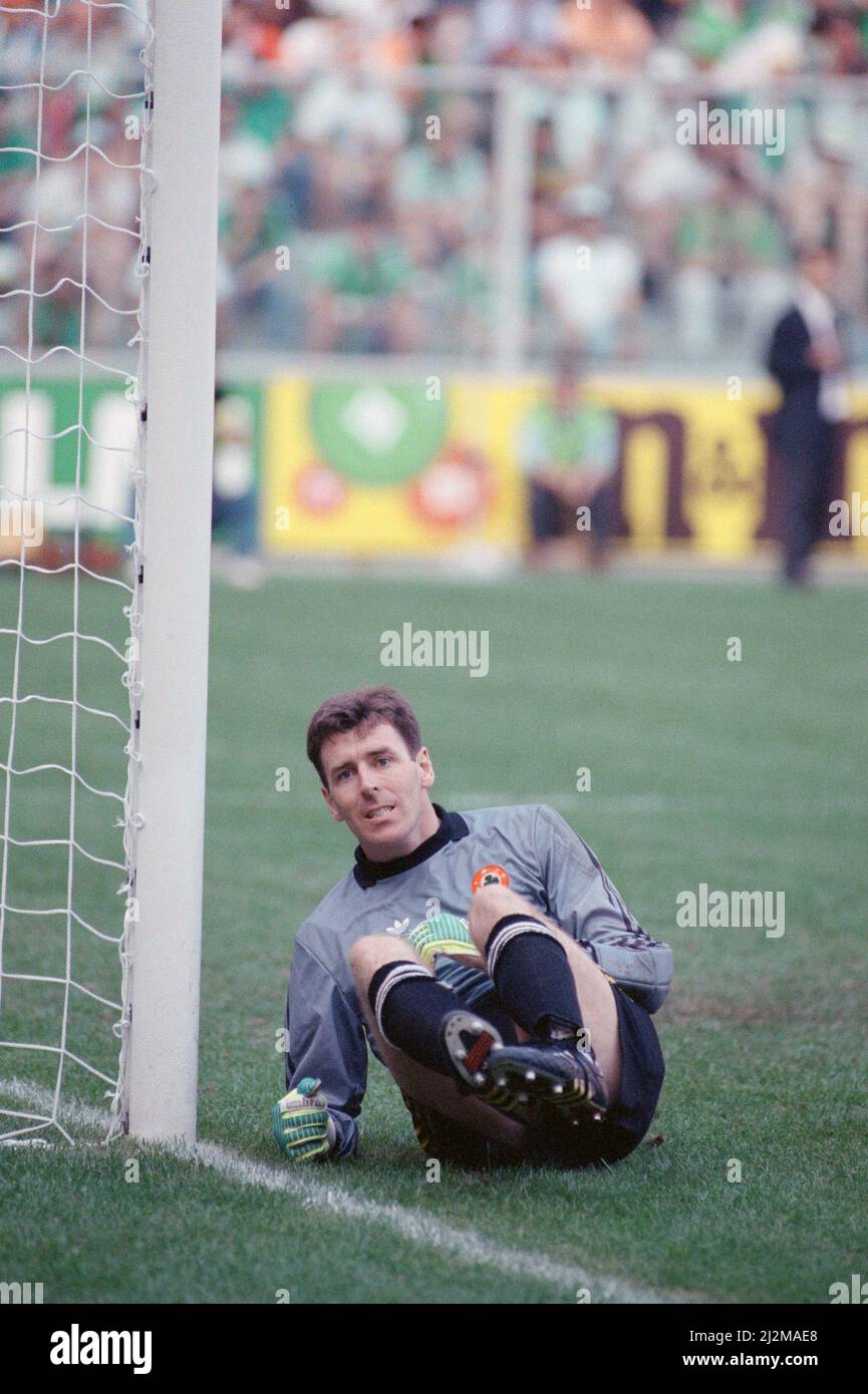 1990 World Cup Second Round match at the Stadio Luidi Ferraris in Genoa, Italy. Republic of Ireland 0 v Romania 0 aet (Ireland won 5-4 on penalties). Irish goalkeeper Pat Bonner in action during the penalty shoot-out. 25th June 1990. Stock Photo