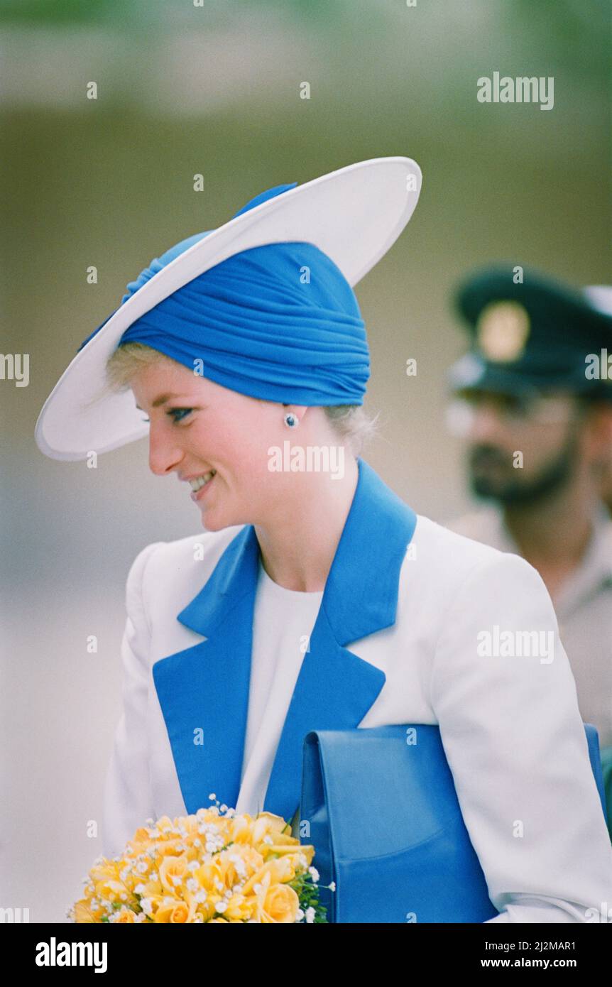 Prince and Princess of Wales Official Visit to the Arab States in the Persian Gulf, March 1989.Princess Diana, wearing a Catherine Walker suit and a Philip Somerville turban hat on arrival in Dubai, United Arab Emirates.  The princess wears a Catherine Walker suit. and a Philip Somerville turban hat.   Picture taken 16th March 1989. Stock Photo