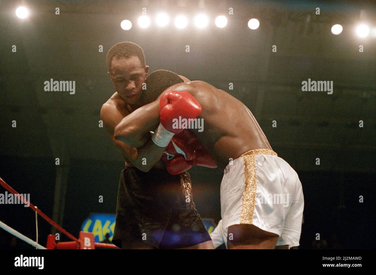 Lloyd Honeyghan vs Marlon Starling for the WBC Welterweight title. Caesars Palace, Las Vegas, Nevada, USA. Starling won by TKO in round nine to become new WBC welterweight champion.(Picture) Fight action. 4th February 1989. Stock Photo