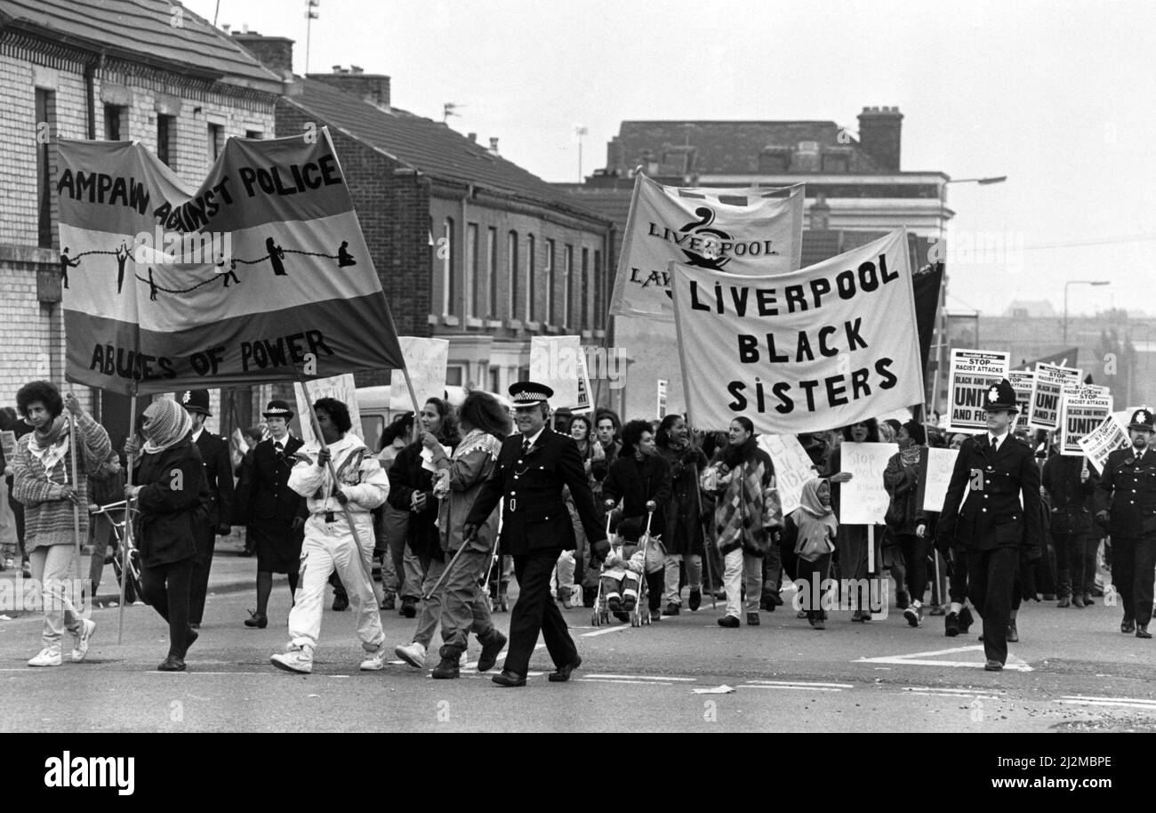 Anti police march - the marchers pass Admiral Street police station in Toxteth. 26th October 1991. Stock Photo