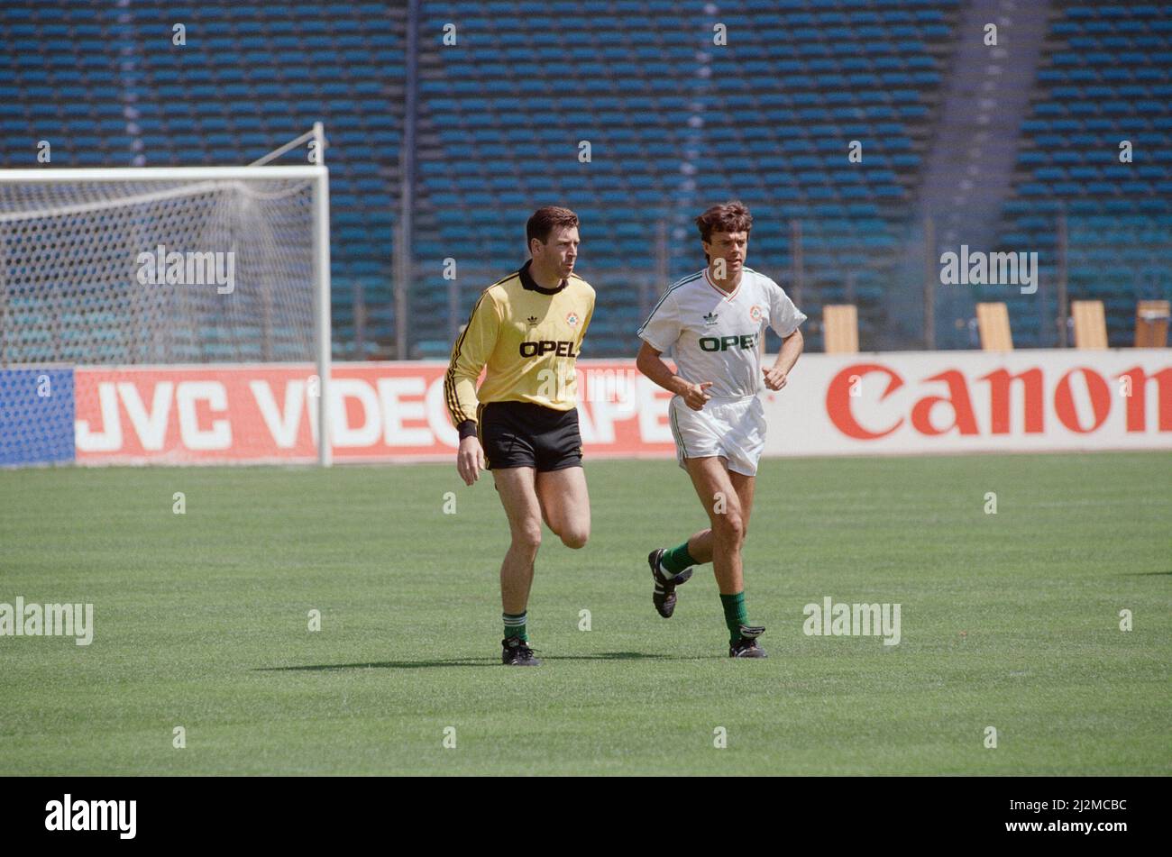 1990 World Cup Finals in Italy. Republic of Ireland goalkeeper Pat Bonner with teammate David O' Leary during a team training session. June 1990. Stock Photo