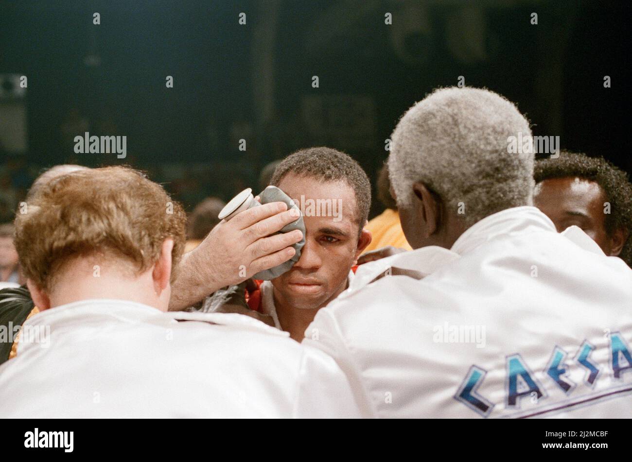 Lloyd Honeyghan vs Marlon Starling for the WBC Welterweight title. Caesars Palace, Las Vegas, Nevada, USA. Starling won by TKO in round nine to become new WBC welterweight champion.(Picture) Honeyghan with an ice pack on his swollen eye. 4th February 1989. Stock Photo