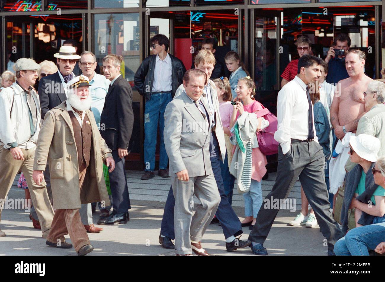 cast-members-during-the-filming-of-the-only-fools-and-horses-christmas-special-the-jolly-boys-outing-in-margate-18th-may-1989-2J2MEEB.jpg