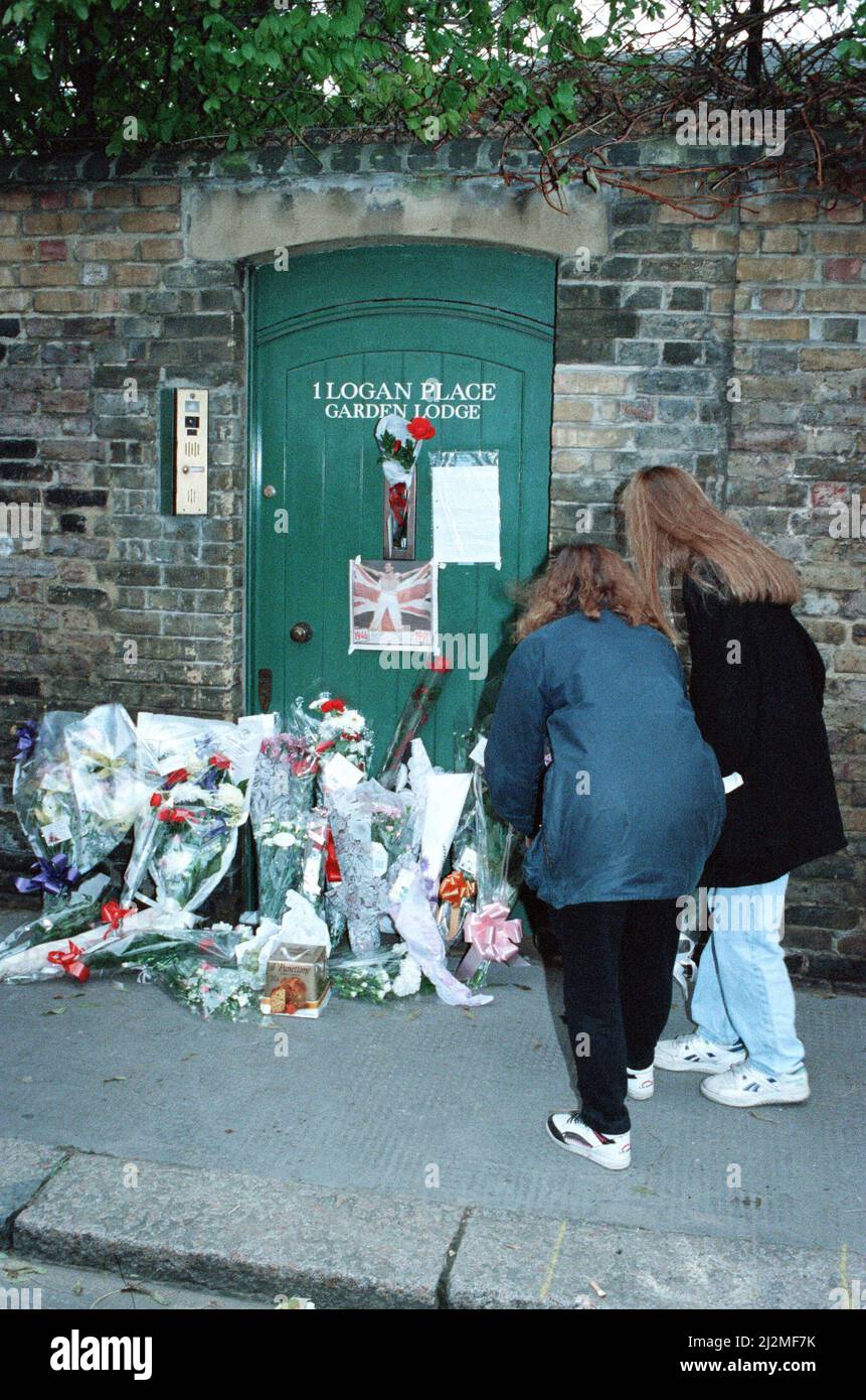 Fans gather outside the Kensington, West London, home of singer Freddie Mercury who died 24th November 1991. Freddie Mercury (5th September 1946 to 24th November 1991) was a singer, songwriter and lead singer of British rock band Queen.  Picture taken 25th November 1991 Stock Photo
