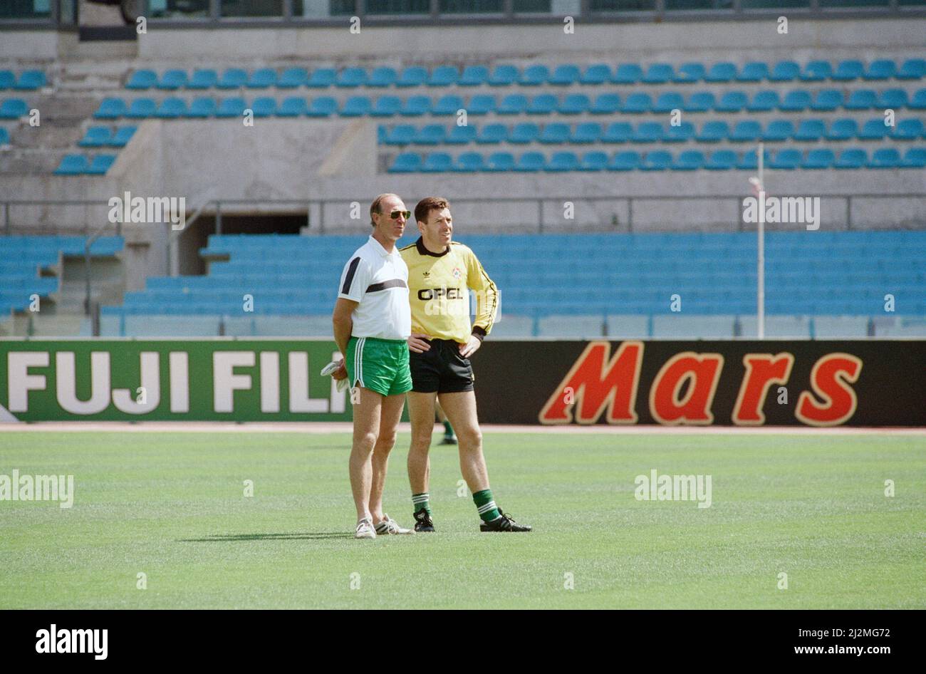 1990 World Cup Finals in Italy. Republic of Ireland goalkeeper Pat Bonner with manager Jack Charlton during a team training session. June 1990. Stock Photo
