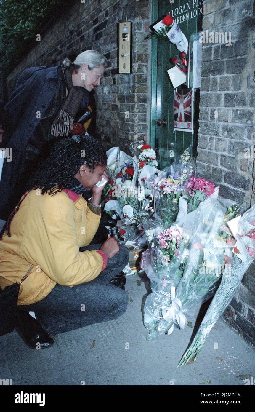 Fans gather outside the Kensington, West London, home of singer Freddie Mercury who died 24th November 1991. Freddie Mercury (5th September 1946 to 24th November 1991) was a singer, songwriter and lead singer of British rock band Queen.  Picture taken 25th November 1991 Stock Photo