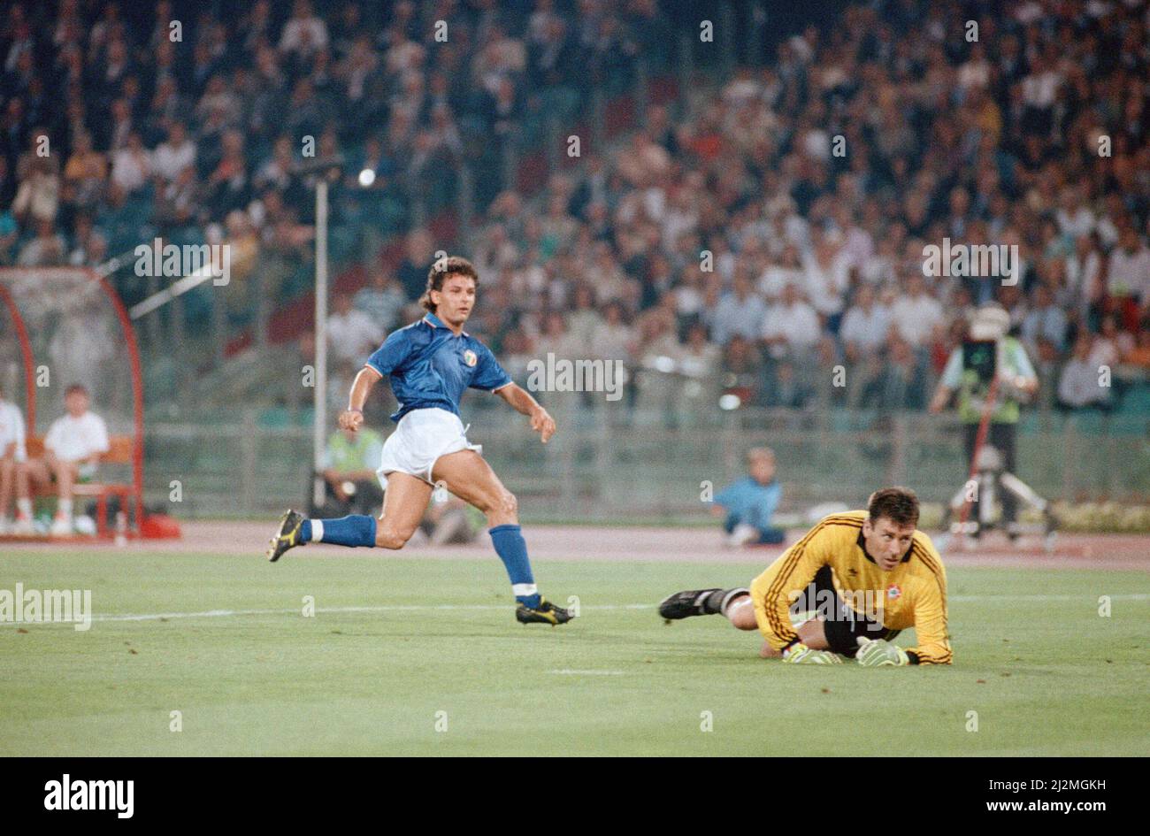 1990 World Cup Quarter Final at the Stadio Olimpico in  Rome, Italy. Republic of Ireland 0 v Italy 1. Roberto Baggio effort on goal watched by Pat Bonner. 30th June 1990. Stock Photo