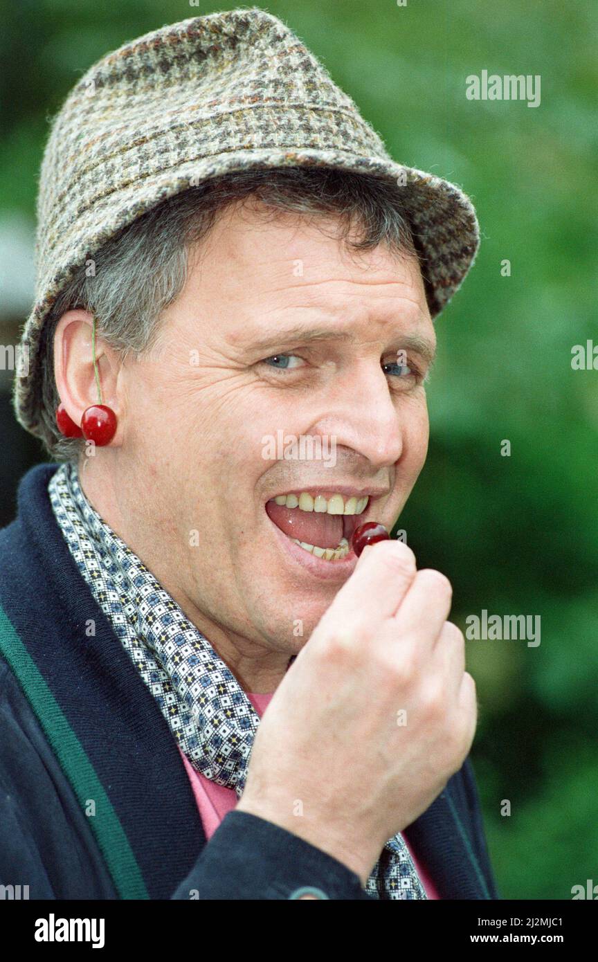 The cast of EastEnders on set. Peter Dean as Pete Beale.28th June 1991. Stock Photo