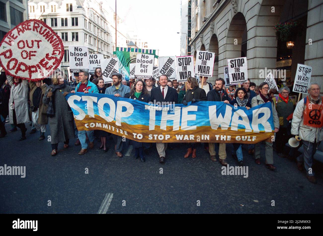 Stop the War demonstration passes The Ritz Hotel, Piccadilly, London.Amongst the members of the Stop the War committee leading the demonstration were Emma Thompson, Jermery Corbyn and Ken Livingston. 21st January 1991 Stock Photo