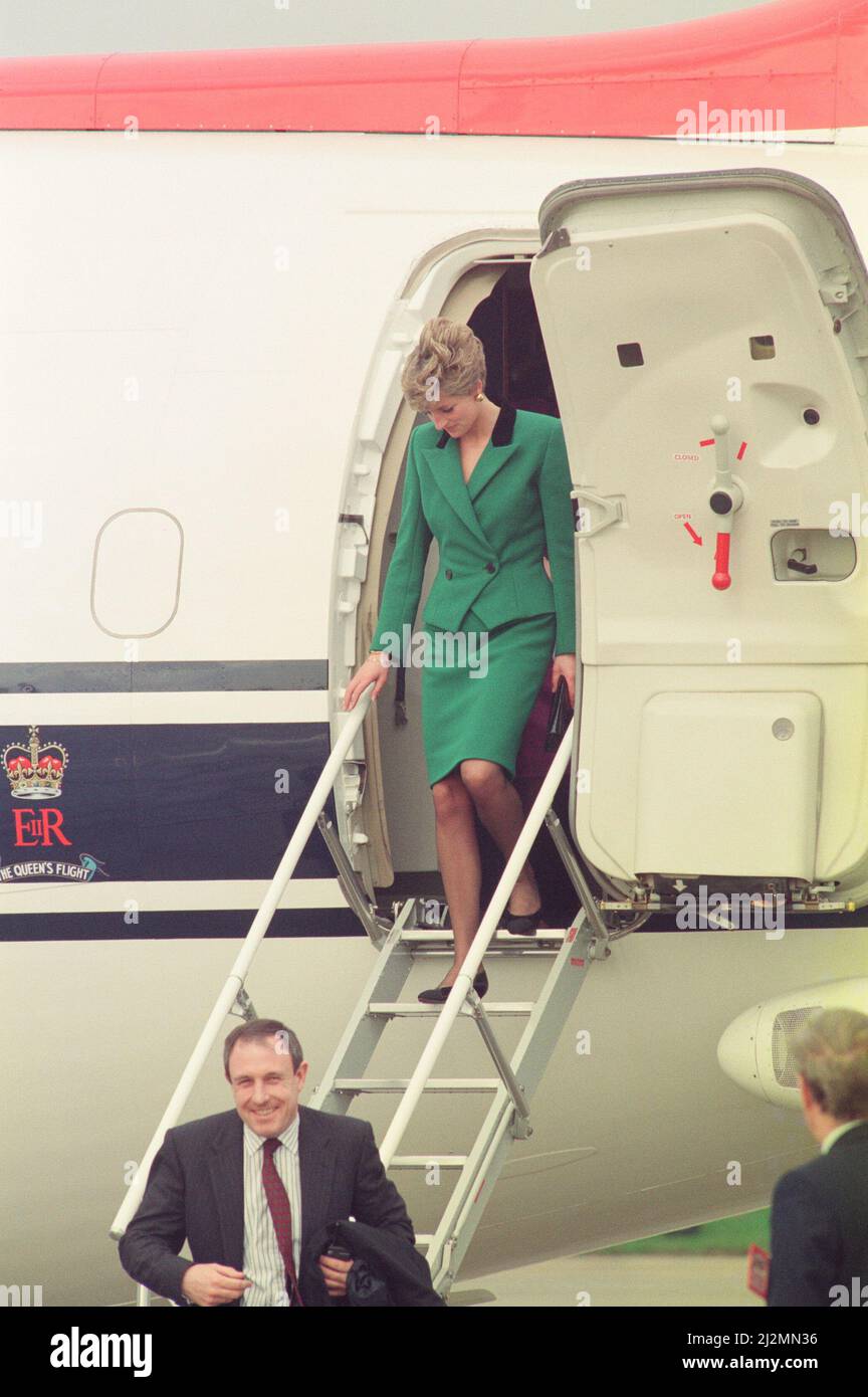 HRH The Princess of Wales, Princess Diana, arrives in Yorkshire today on the The Queens Flight. The BAe 146 aeroplane The Princess of Wales' first engagement was in Harrogate where she officially opened the new ¿M headquarters of the Ackrill Newspaper Group.  Picture taken 19th March 1991 Stock Photo